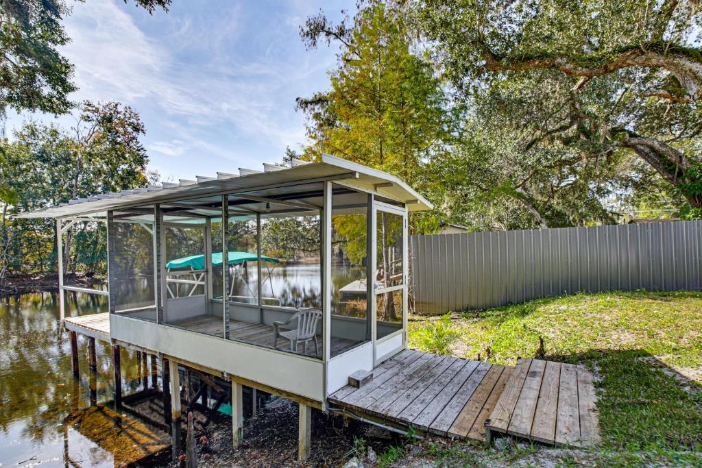 Floral CityRiverfront Floral City Stay with Dock and Hot Tub!的水体旁码头上的凉亭