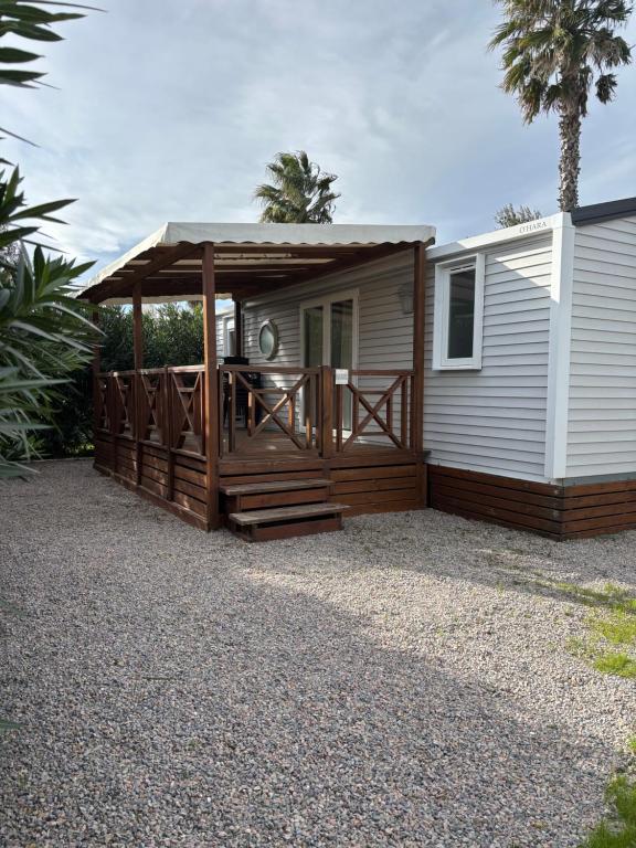 un bâtiment avec un kiosque et une maison dans l'établissement Mobil home 6 personnes, à Argelès-sur-Mer