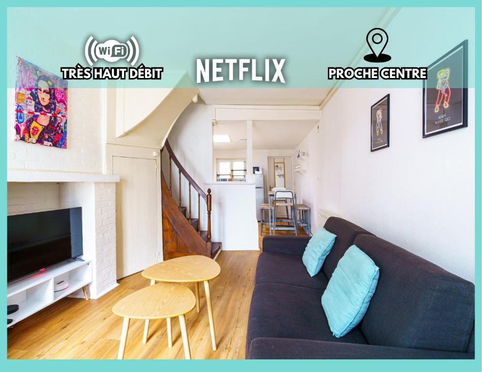 un salon avec un canapé et une table dans l'établissement La POP HOUSE, Netflix, Wi-Fi Fibre, 6 couchages, à Amiens