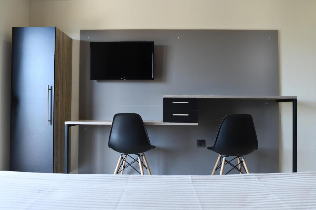 Telewizja i/lub zestaw kina domowego w obiekcie 4 Seasons Luxury Apartments