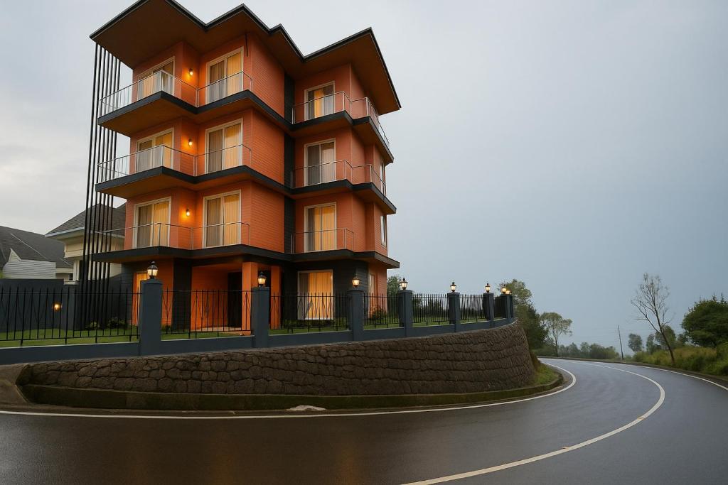 um edifício na beira de uma estrada em The Miste Munnar By D2V em Munnar