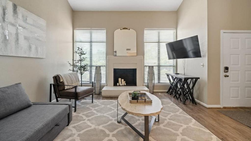 TV a/nebo společenská místnost v ubytování Gorgeous 2 BR near Carowinds - Patio - Pool