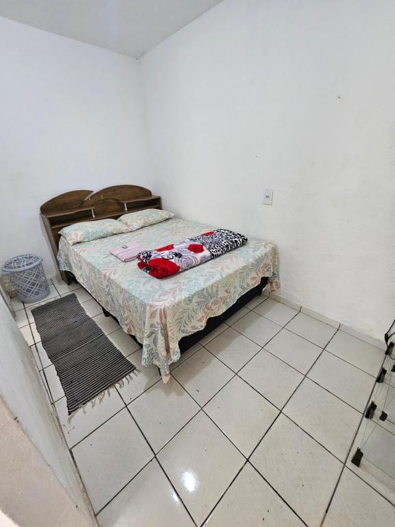 Ένα ή περισσότερα κρεβάτια σε δωμάτιο στο Kitnet