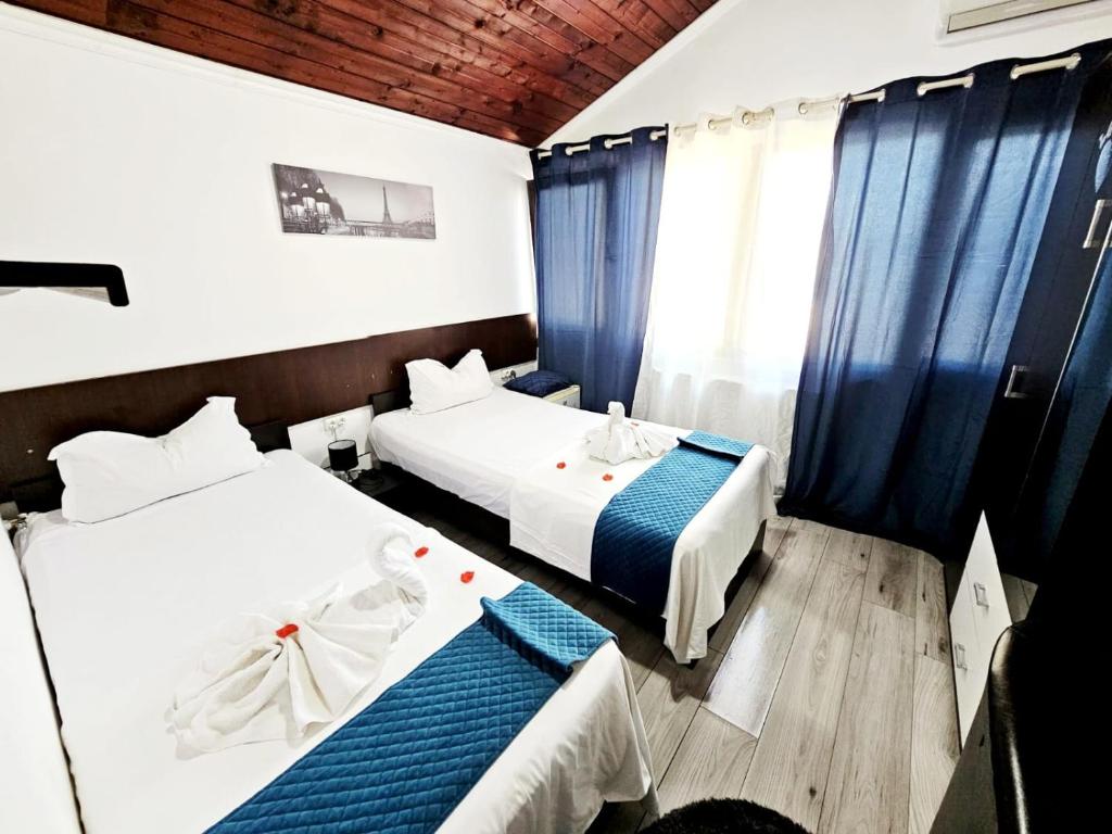 Postel nebo postele na pokoji v ubytování Pensiunea Red Rose Apartments