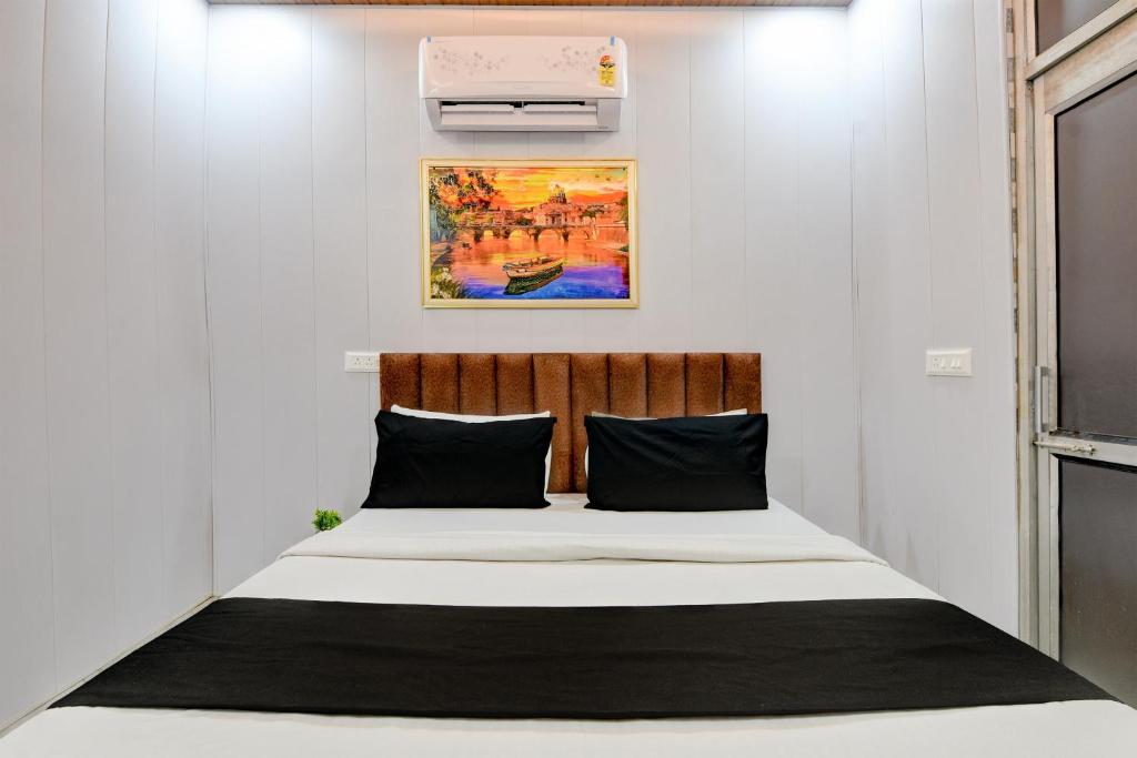 Ένα ή περισσότερα κρεβάτια σε δωμάτιο στο Hotel O HI-WAY Palace