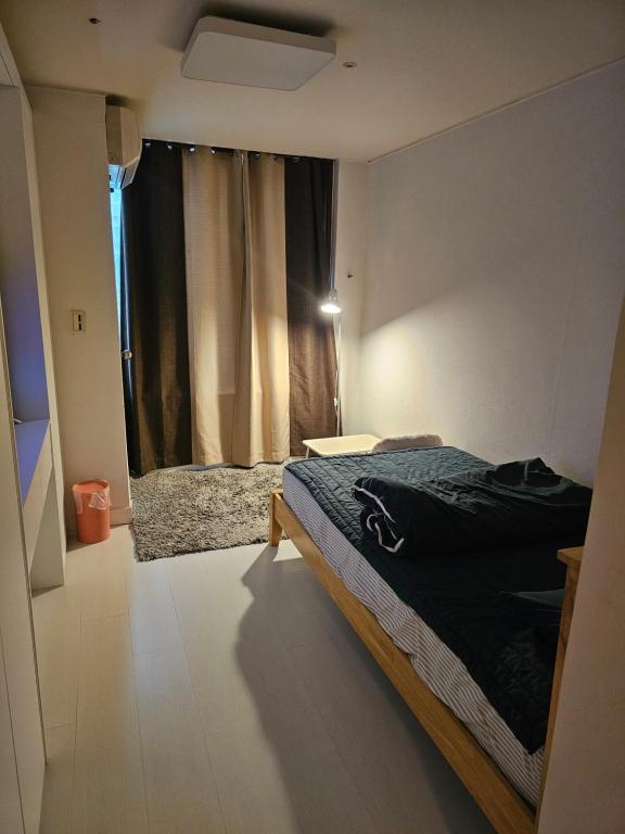 Ένα ή περισσότερα κρεβάτια σε δωμάτιο στο Urban Space Gangnam station