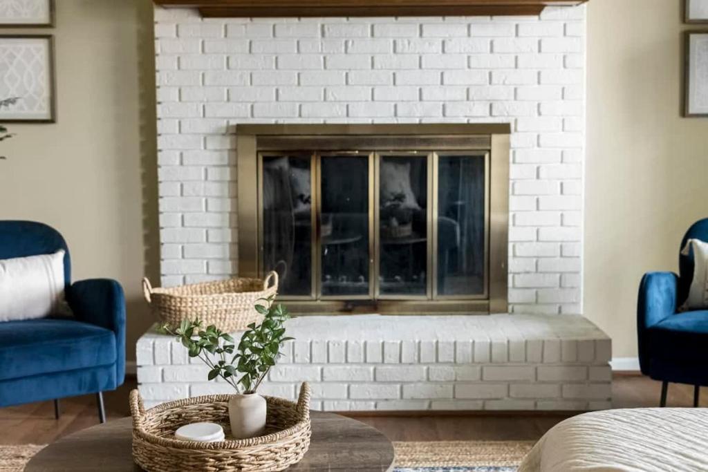 Χώρος καθιστικού στο Serene Getaway with Patio in Pineville