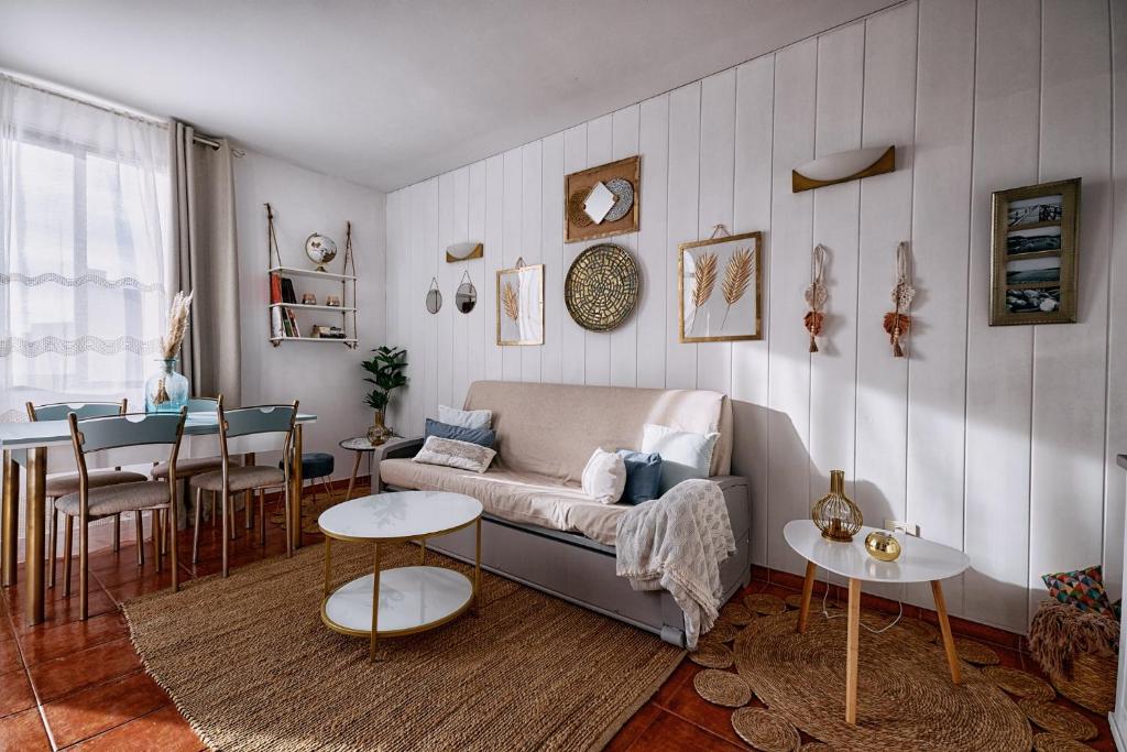 una sala de estar con un sofá y una mesa en Casa Amaoré, en Playa de Santiago