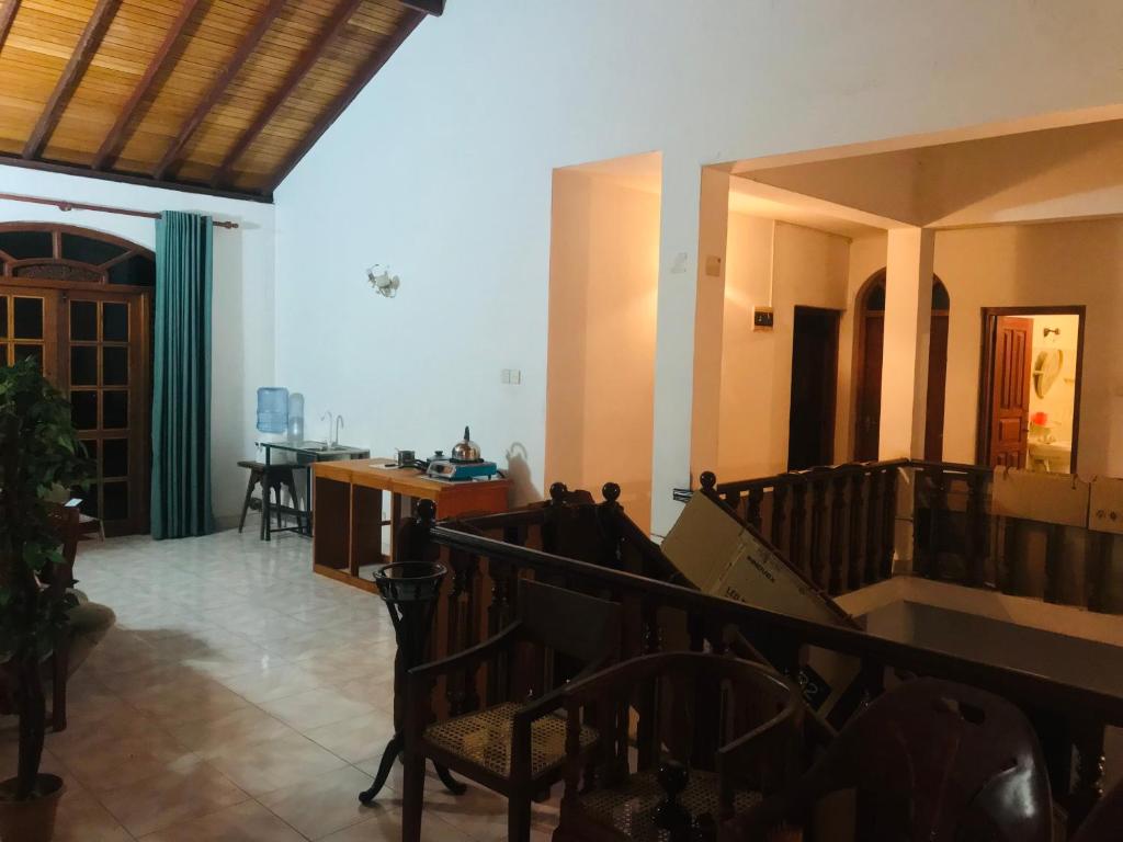 - un salon avec des chaises et une table dans l'établissement Bentota Lotus Resort and Villa Bentota, à Hettiwatta