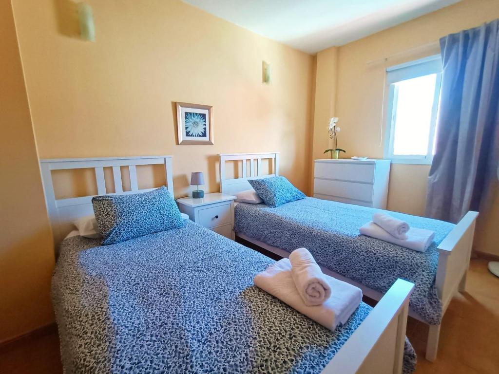 ein Schlafzimmer mit zwei Betten mit Handtüchern darauf in der Unterkunft Miramar 2 in San Sebastián de la Gomera