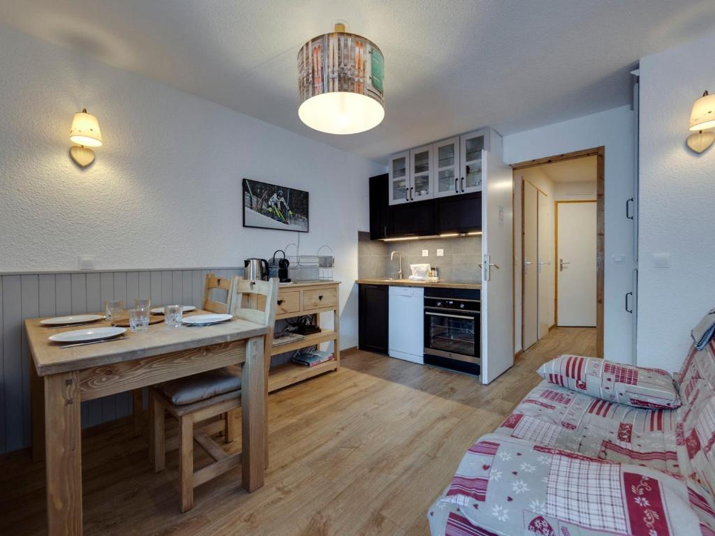 Kuchyň nebo kuchyňský kout v ubytování Appartement rénové skis aux pieds, Tignes Le Lac, 4 pers, parking - FR-1-641-16