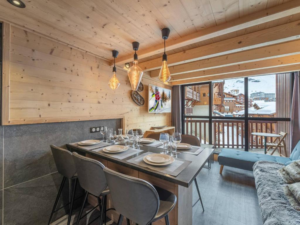 Un comedor con mesa y sillas en Duplex rénové proche pistes, 6 pers, animaux bienvenus, Wi-Fi - FR-1-640-41, en Val Thorens