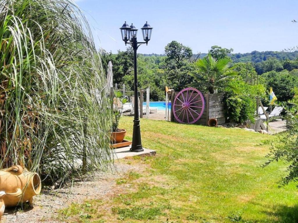 Una farola en un patio con un parque infantil en Chez Rambaud, en Chadaleix