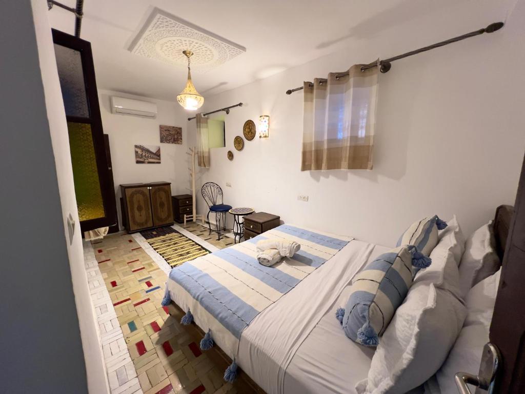 un dormitorio con una cama grande en una habitación en Riad Dar Sbil, en Fez