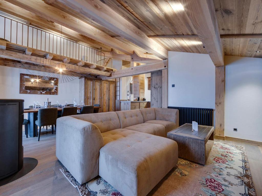 ラ・ロジエールにあるAppartement moderne avec balcon et parking à La Rosière - FR-1-690-9のソファとテーブルのあるリビングルーム