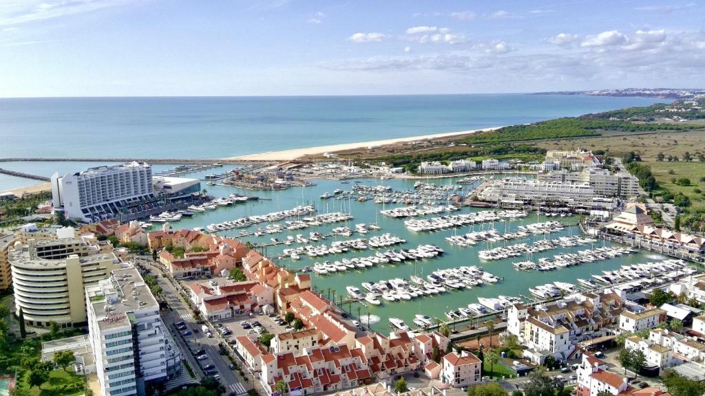 une vue aérienne d'un port avec des bateaux dans l'eau dans l'établissement Vilamoura Marina Beach With Pool by Homing, à Vilamoura