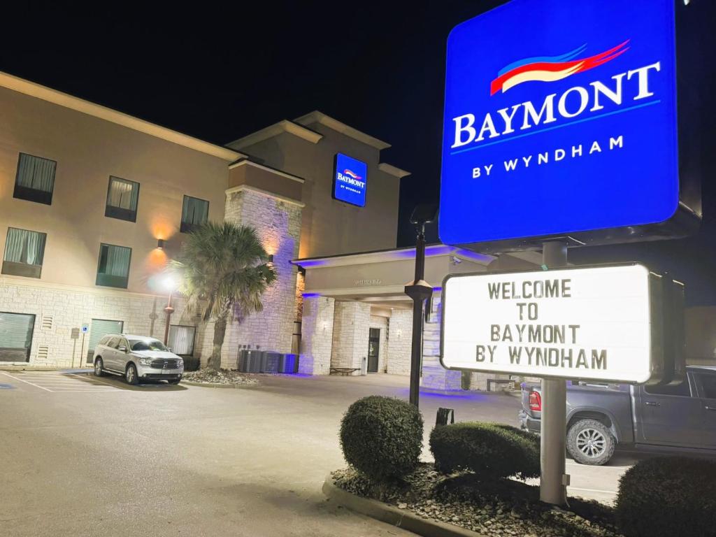 un cartello davanti a un centro commerciale con un edificio di Baymont by Wyndham Jewett a Jewett
