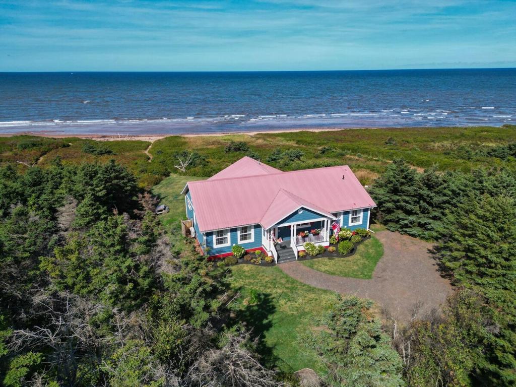 eine Luftansicht eines Hauses mit rosa Dach in der Unterkunft Ocean Dream Beach House in Saint Peters