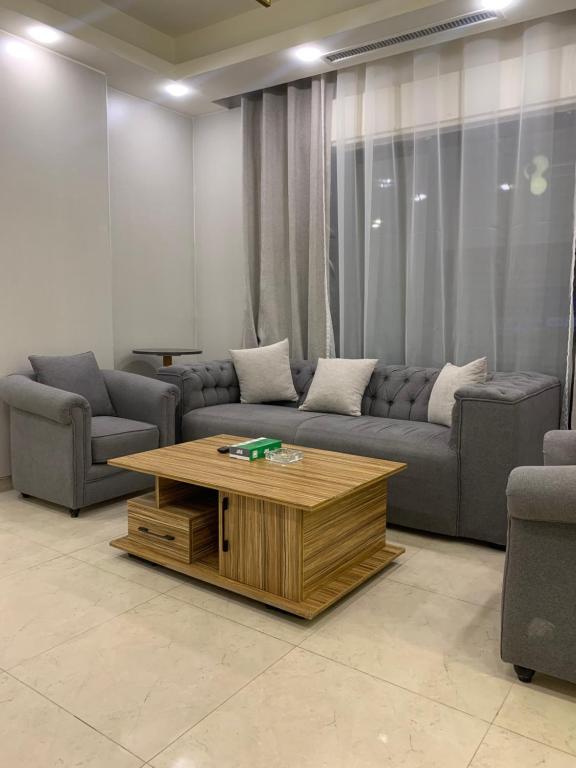 ein Wohnzimmer mit einer Couch und einem Couchtisch in der Unterkunft dabouq 3bedroom near all services JRE in Amman