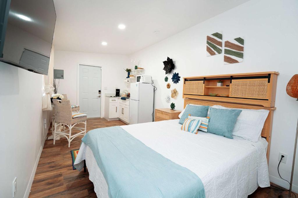 ein Schlafzimmer mit einem großen weißen Bett mit blauen Kissen in der Unterkunft Rio retreat - Unit B in Miami