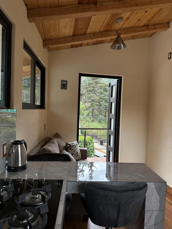 eine Küche mit Theke und Herd oberen Backofen in der Unterkunft Luz de Altura in Valle de Bravo