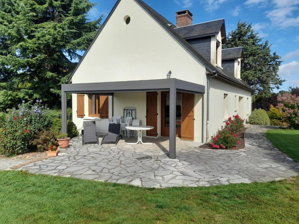 a white house with a patio and a table at Grande Maison de Campagne avec Jardin Clôturé, Pétanque et Ping-Pong - Idéale Familles - FR-1-410-182 in Conflans-sur-Anille