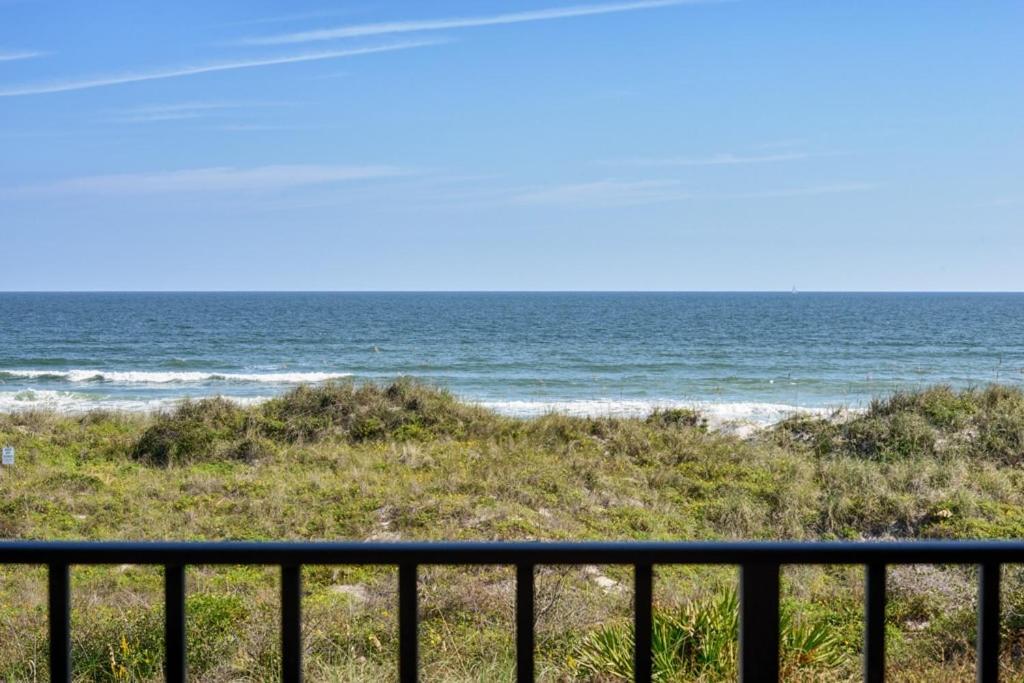 ein Blick auf das Meer vom Strand aus in der Unterkunft Sunny Side Up! - Direct OCEANFRONT Condo - End Unit - Crescent Beach, Saint Augustine Florida in Crescent Beach