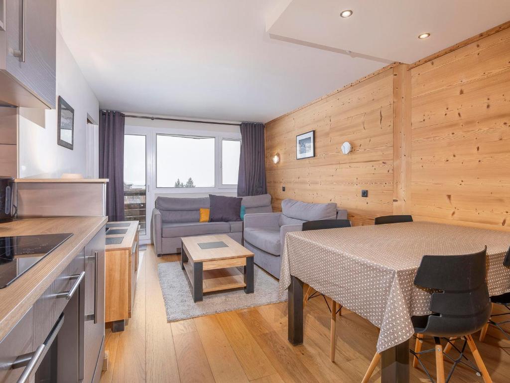 a kitchen and living room with a table in a room at Superbe appart rénové, 4 pers, ski aux pieds, balcon sud, wifi inclus - FR-1-314-189 in Avoriaz