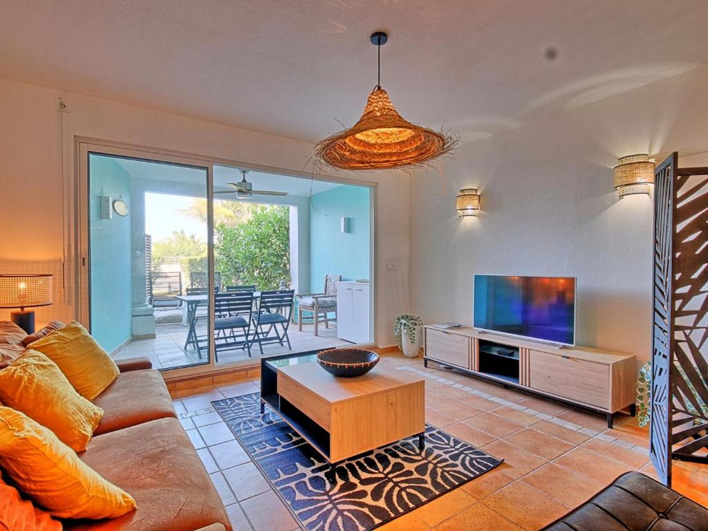 TV a/nebo společenská místnost v ubytování Appartement Spacieux en Front de Mer - Baie Orientale - FR-1-734-5