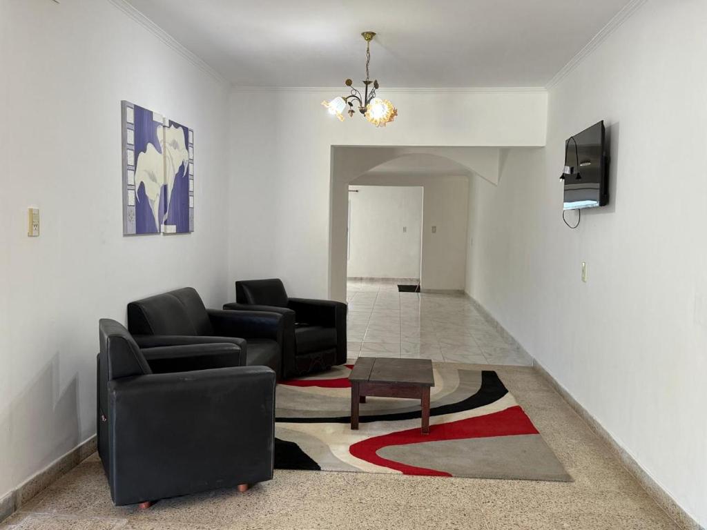 ein Wohnzimmer mit zwei Sofas und einem Tisch in der Unterkunft Alojamiento Yvoty in Paso de los Libres