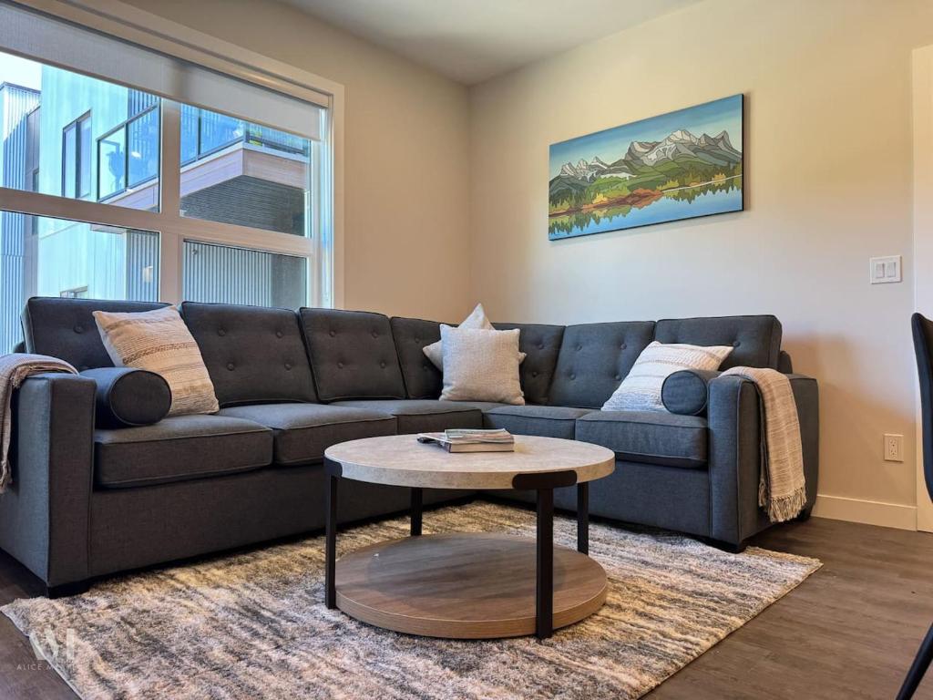 Χώρος καθιστικού στο Paradise Point in Golden with Hot Tub and Mountain View