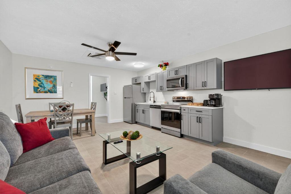 圣徒皮特海滩Park Shore Suites Unit 7的客厅里有一张沙发和一个厨房