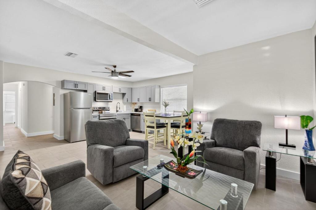 圣徒皮特海滩Park Shore Suites Unit 4的有两把椅子和一张桌子的客厅