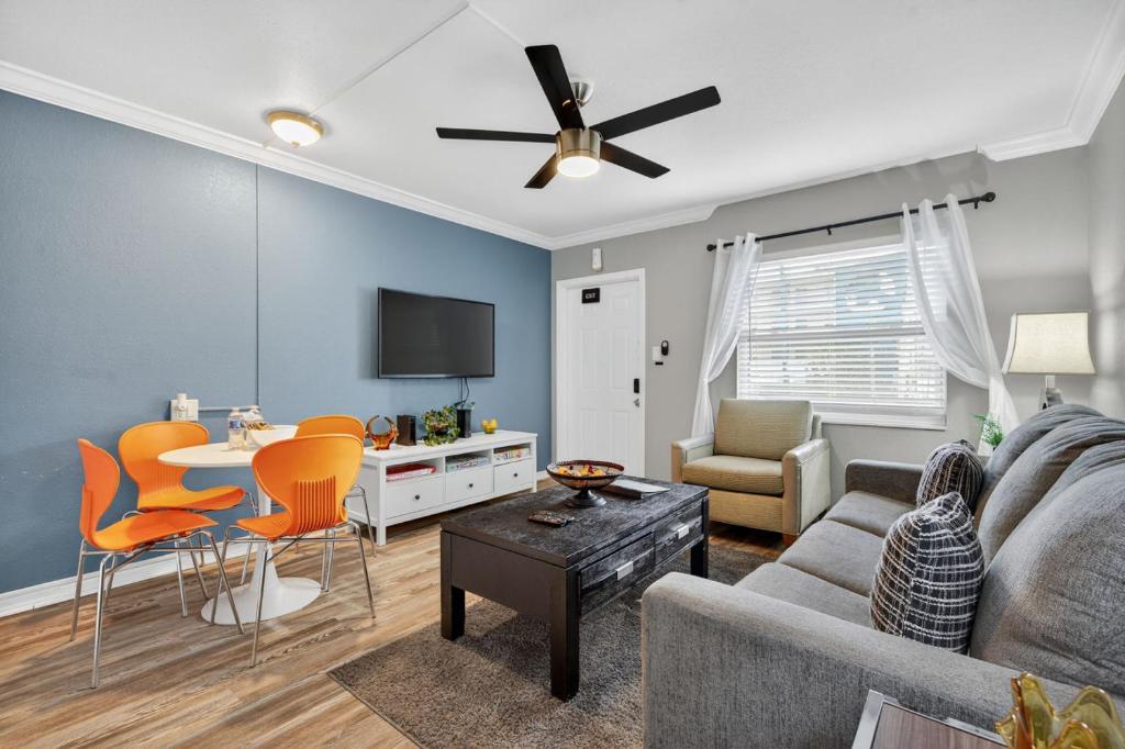 un soggiorno con un divano e un tavolo di Sunset Beach Suites Unit 8 a St Pete Beach