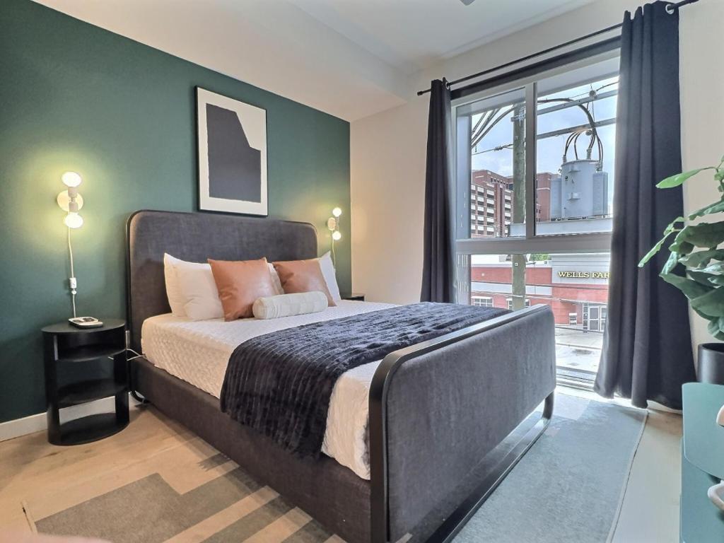 ein Schlafzimmer mit einem großen Bett und einem Fenster in der Unterkunft Modern Studio Near UAB And Downtown Hotspots in Birmingham