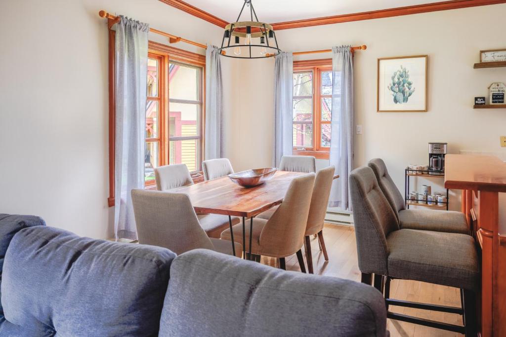 Χώρος καθιστικού στο Mountain Top Home- Minutes to Tremblant Village