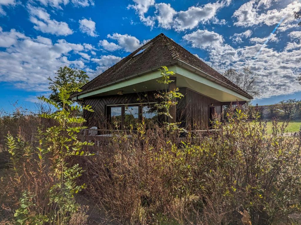 an old house in the middle of a field at Chalet en pleine nature à Orsennes avec étang à proximité, idéal pour 6 personnes et animaux admis - FR-1-591-170 in Orsennes