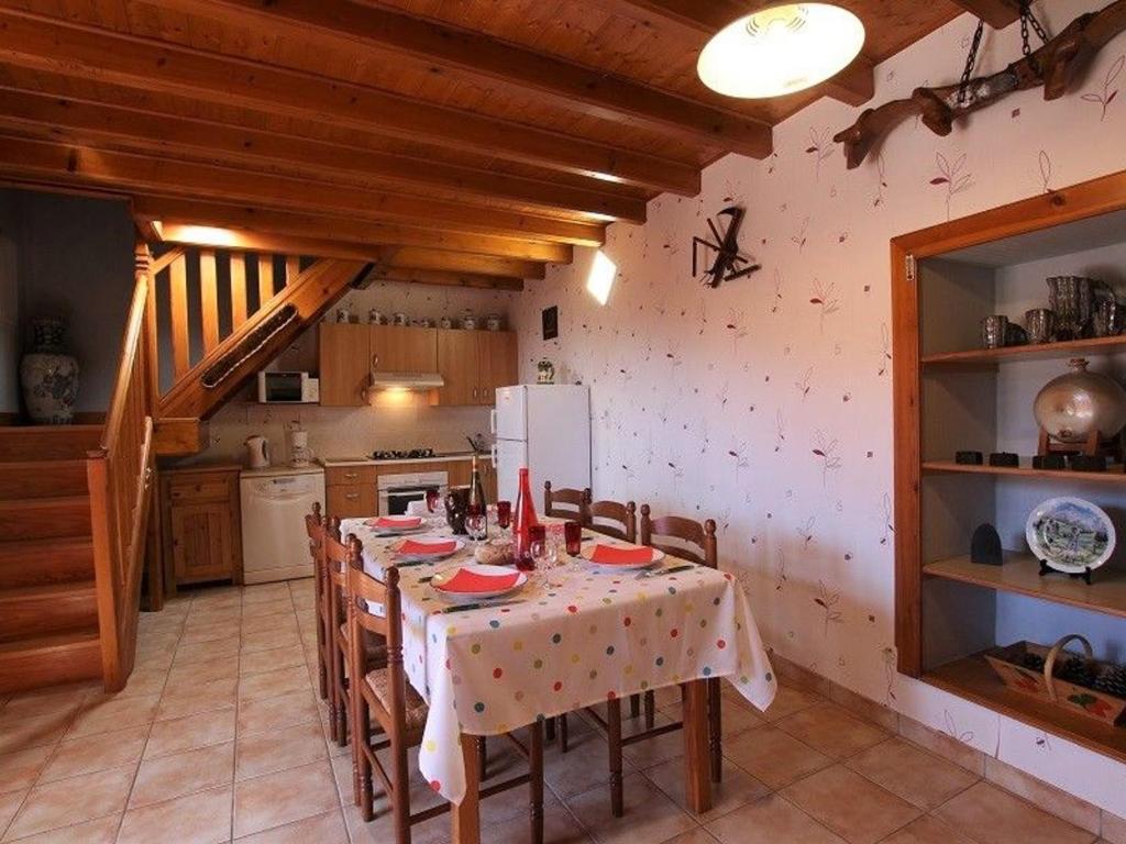 a kitchen with a table and chairs in a room at Gîte en pierre avec terrasses, proche de sites médiévaux, idéal pour famille avec équipements bébé. - FR-1-582-256 in Boisset