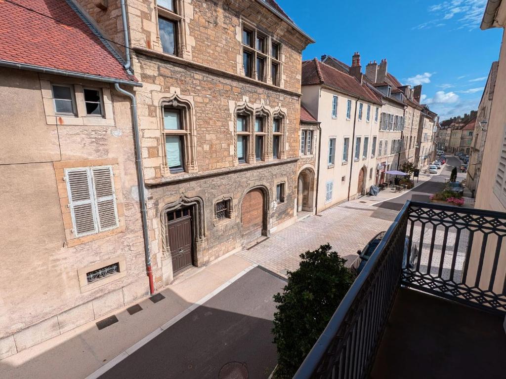 an empty street in an old city with buildings at Appartement charmant au cœur de Vesoul avec parking privé - FR-1-583-509 in Vesoul