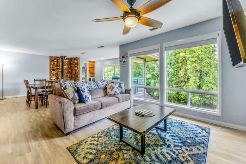 Posezení v ubytování Large Upgraded, Family Friendly Condo With Garage