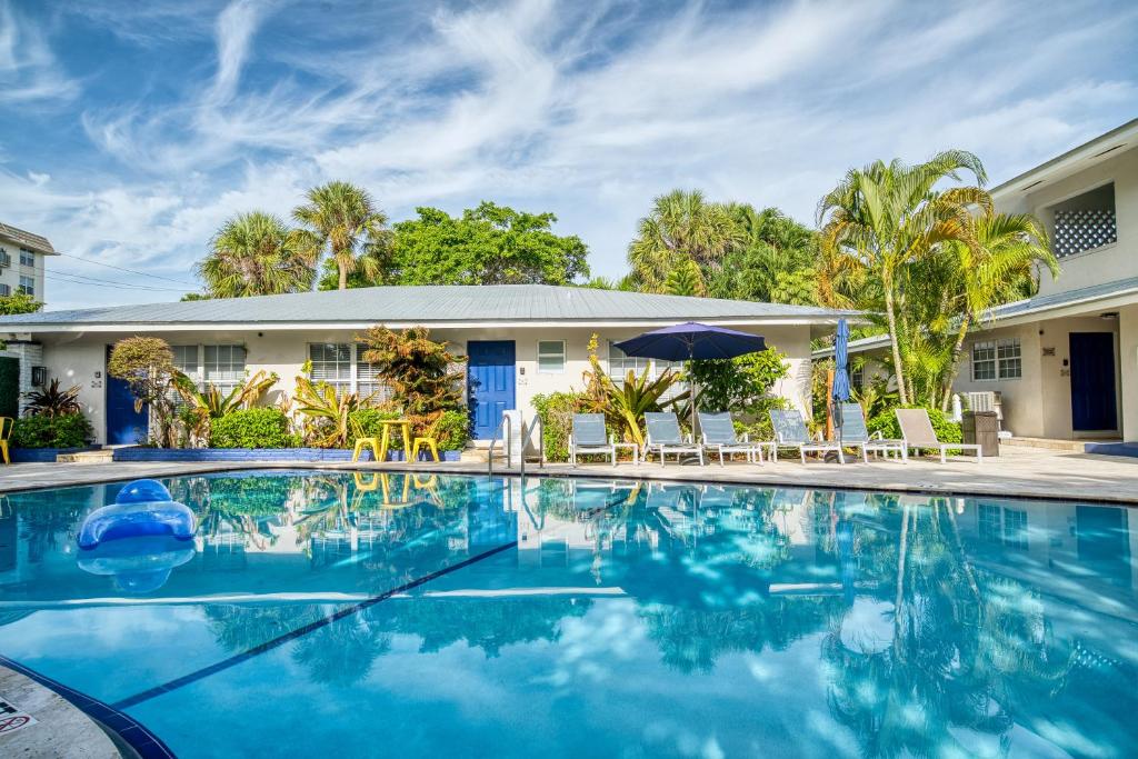ein Swimmingpool vor einem Haus in der Unterkunft Casa Cordova Apartments By Lowkl in Fort Lauderdale