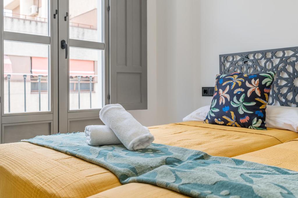 En eller flere senge i et værelse på Luxury Suite Casa Palacio Marina Limon