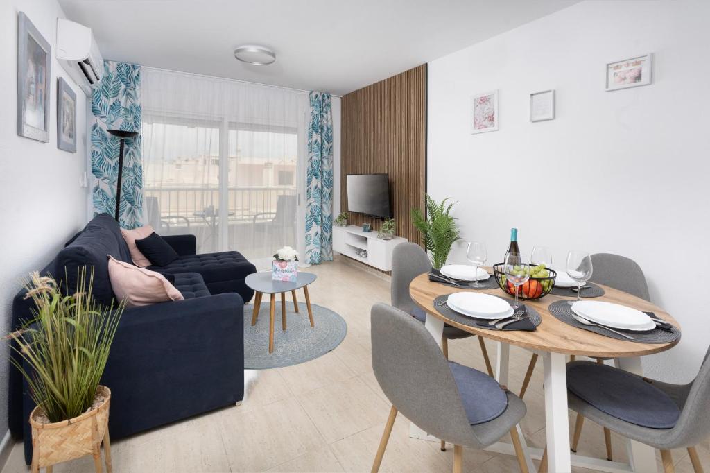 a living room with a couch and a table at Rinconcito de Catalina in Torrevieja