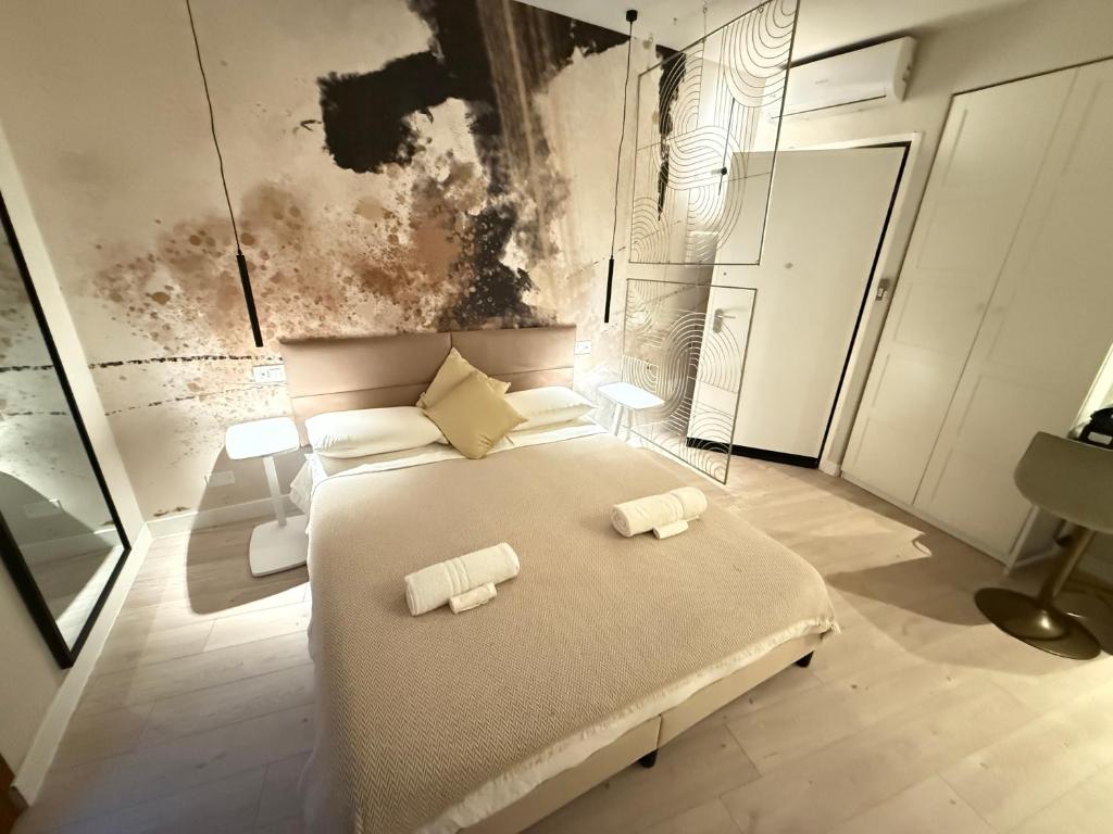 Un dormitorio con una cama con dos toallas encima. en La Suite N4 exclusive rooms, en Alghero