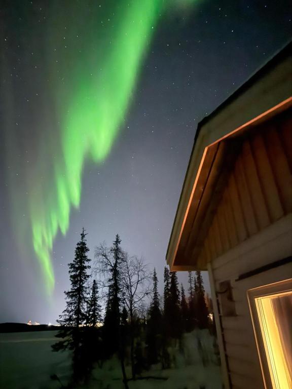 LAKESIDE AURORA CABINS