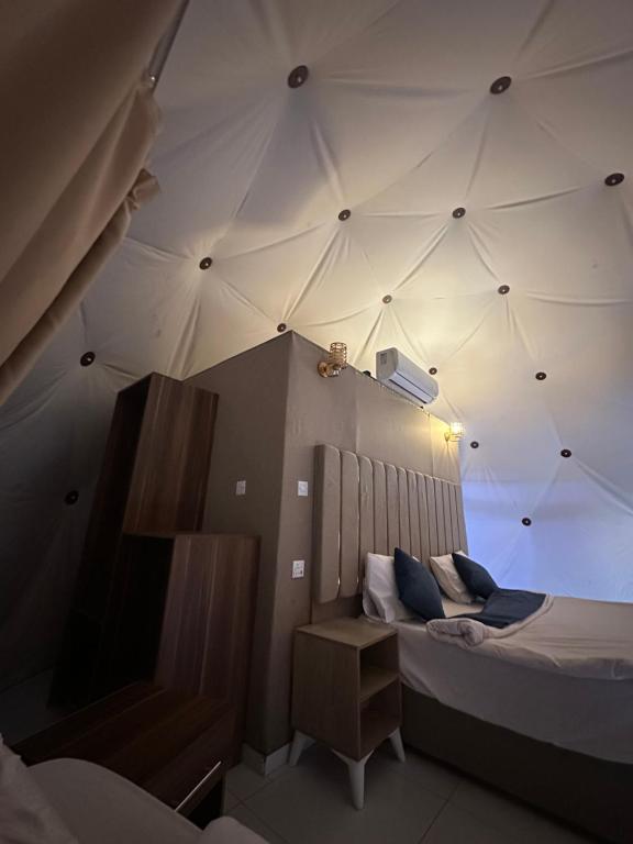 Ένα ή περισσότερα κρεβάτια σε δωμάτιο στο Profitez du Wadi Rum avec nous