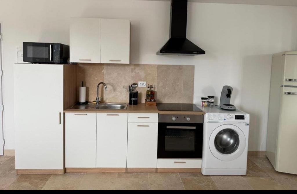Kuchyň nebo kuchyňský kout v ubytování Le Prestige - T2 Neuf et Equipé