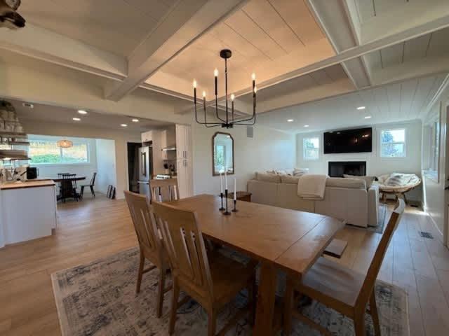 een eetkamer en woonkamer met een tafel en stoelen bij Stevens Creek Farmhouse in Chester