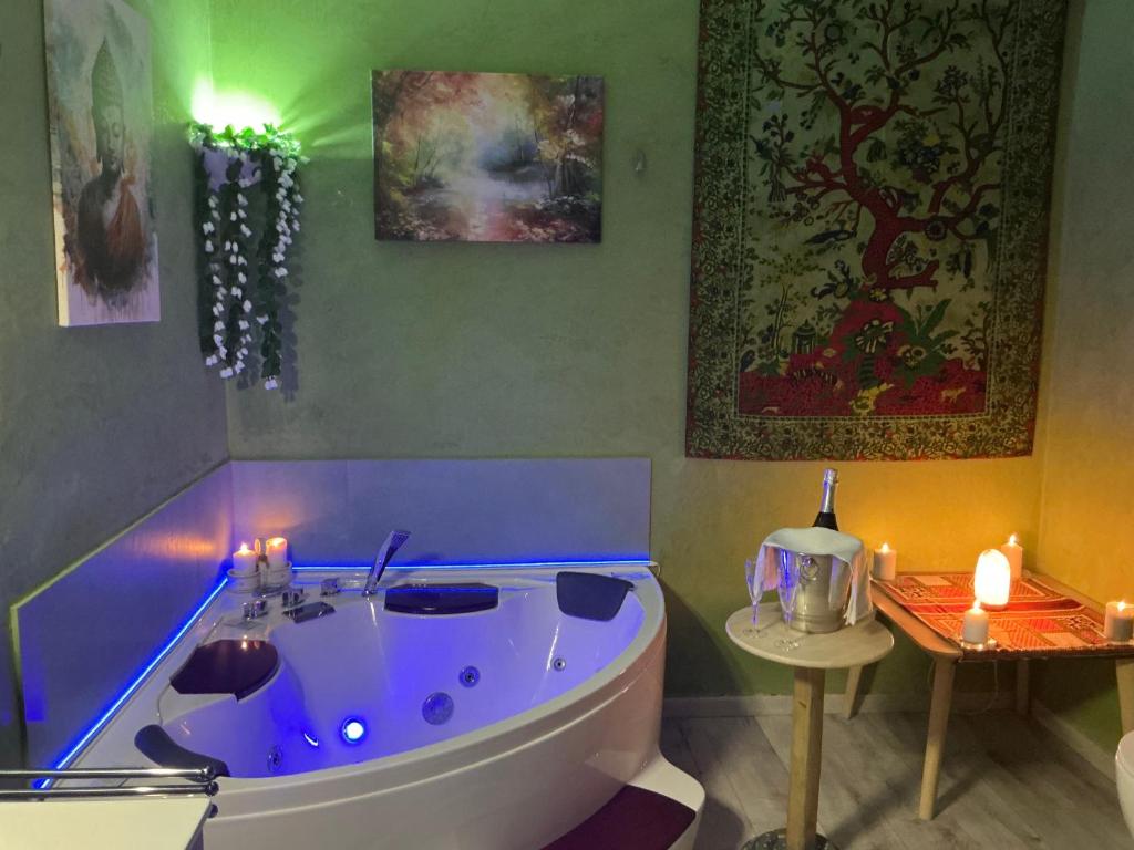 y baño con bañera con iluminación púrpura. en “da nonna Lucia”, en Lequile