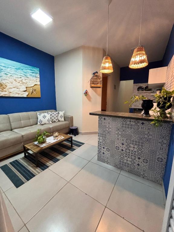 ein Wohnzimmer mit Sofa und Tisch in der Unterkunft Casa Charmosa 02 in Palmas